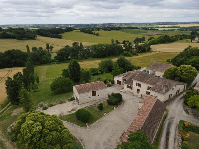 Charmante propriété de campagne avec dépendances, piscine et