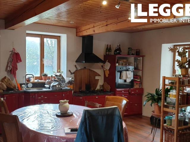 Charmante propriété de campagne avec espaces invités et vue panoramique sur la vallée