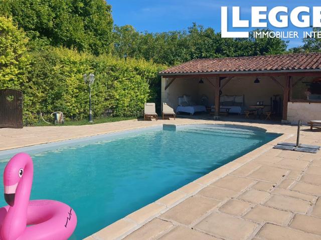 Charmante propriété de caractère avec piscine, joli jardin, située au calme