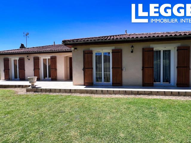 Charmante propriété de plain pied avec piscine et accès rivière sur 4410m2 de terrain clos