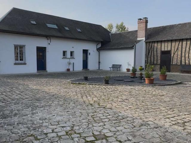 CHARMANTE PROPRIETE DE 250 M2 RENOVEE AVEC COUR PRIVEE ET CH