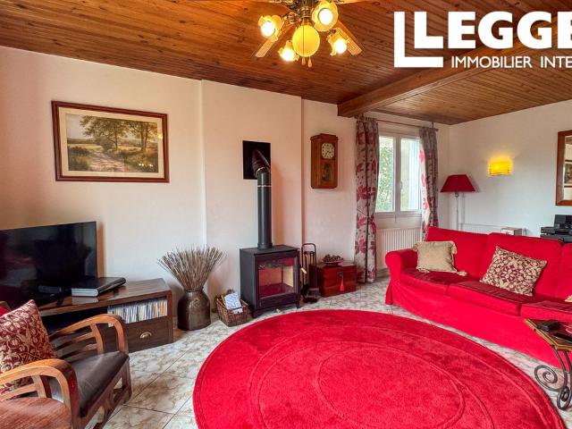 Charmante propriété de 3 chambres à la périphérie d'un village recherché, prête à emménager et à vendre