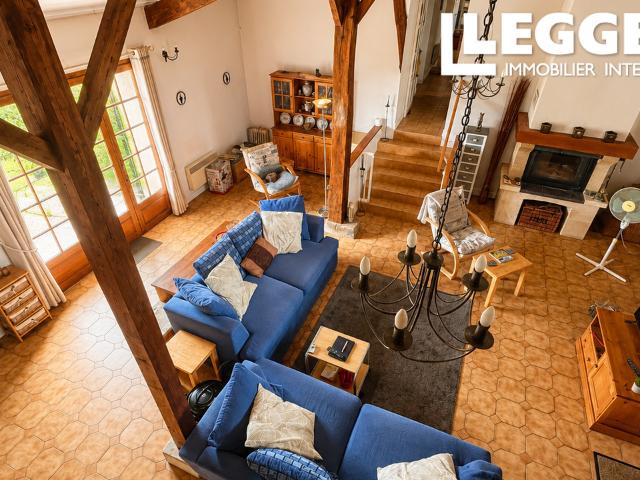 Charmante propriété de 3 chambres avec piscine et cuisine d'été, dans un cadre paisible offrant de belles vues