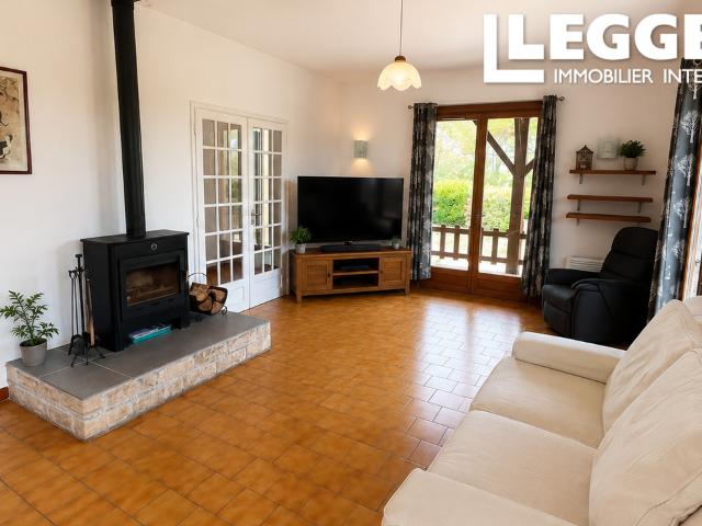 Charmante propriété de 3 chambres située dans un cadre paisible, avec dépendances et piscine