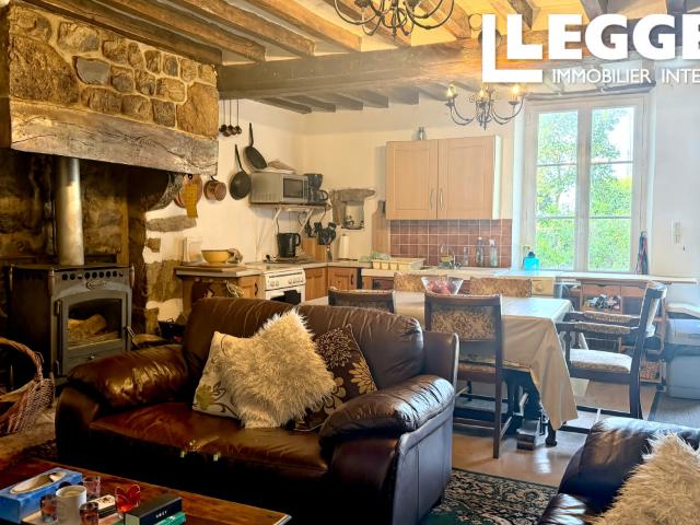Charmante propriété en pierre avec maison de 3 chambres, gîte d'une chambre et nombreuses dépendances au calme