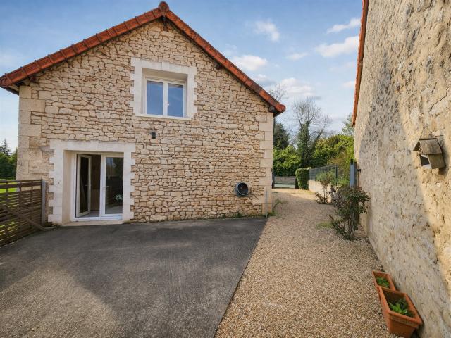 Charmante propriété en pierre avec gîte, dépendances et jard. 171m² Marthon