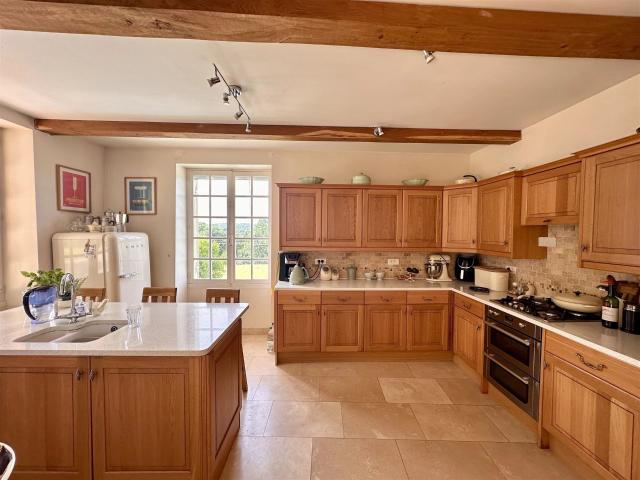 Charmante propriété en pierre avec granges, à quelques pas d. 203m² Lalinde