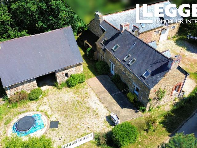 Charmante propriété en pierre composée de deux habitations 6 chambres, dépendances et jardin dans un hameau