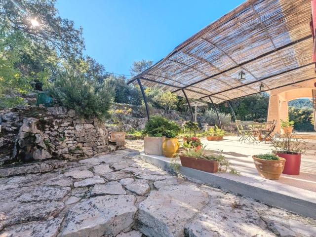 Charmante propriété profitant d'une vue panoramique au calme. 160m² Solliès Toucas