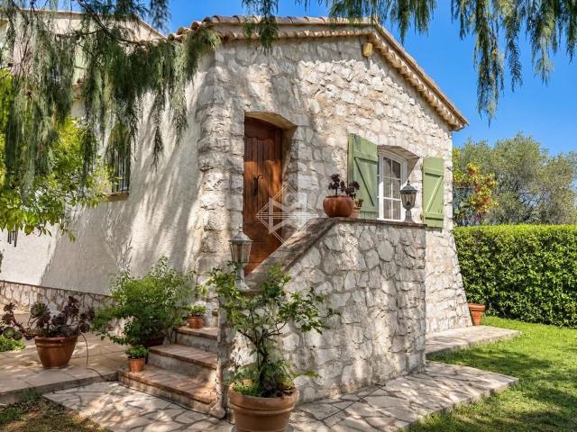 Charmante propriété provençale avec piscine, dépendances et. 138m² Biot