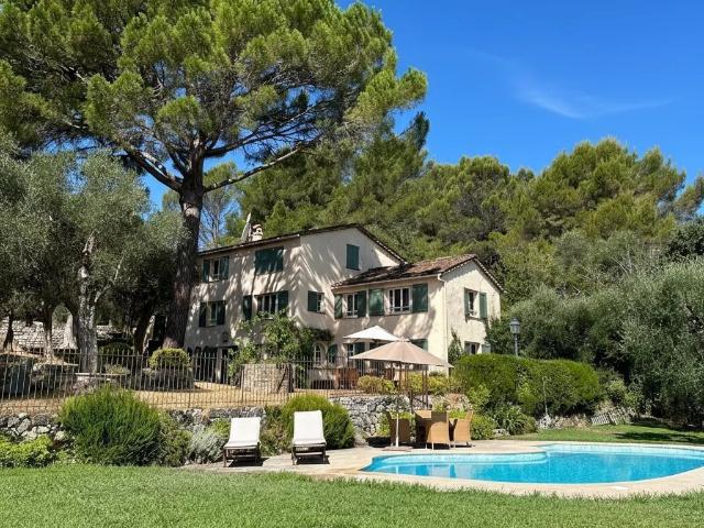 Charmante propriété provençale avec piscine et oliveraie, au. 173m² Grasse