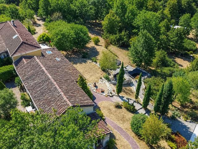 Charmante propriété quercynoise aménagée en centre de bien ê. 424m² Trespoux Rassiels