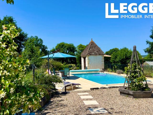 Charmante propriété rénovée comprenant deux logements indépendants, chacun doté de sa propre piscine et jardin