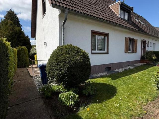 Charmante, provisonsfreie DHH mit Potenzial, ELW und Garten