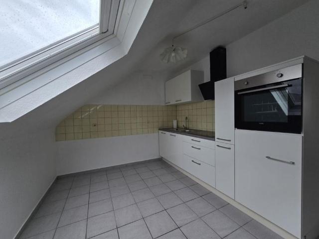 Charmante, renovierte 3 Zi. Dachgeschoss Wohnung mit neuem Bad + neuer Einbauküche