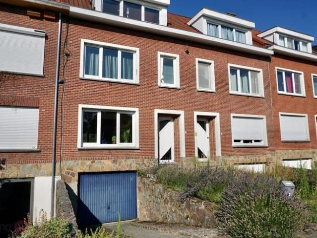 Charmante rijwoning met 4 slaapkamers en garage in Kess.