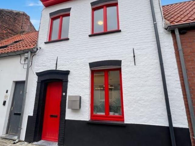Charmante rijwoning met zonnige stadstuin in hartje Brugge