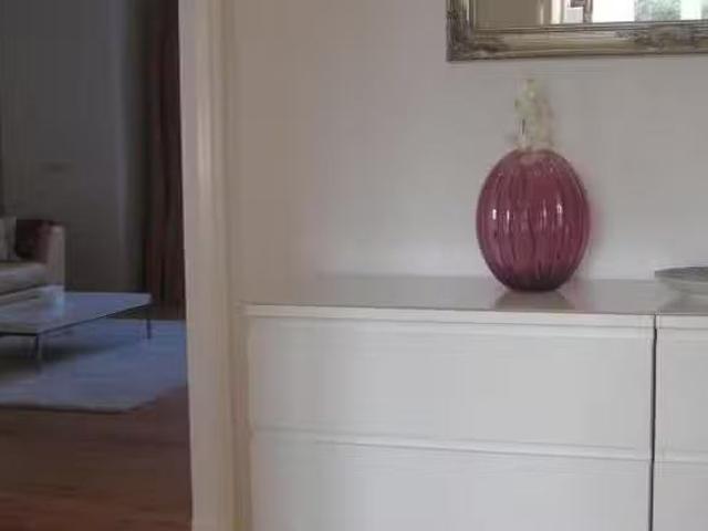 Charmante, ruhige und helle Wohnung mit Balkon auf großen Gart.