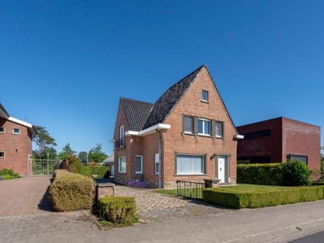 Charmante woning met 3 slaapkamers en een grote tuin, op ru