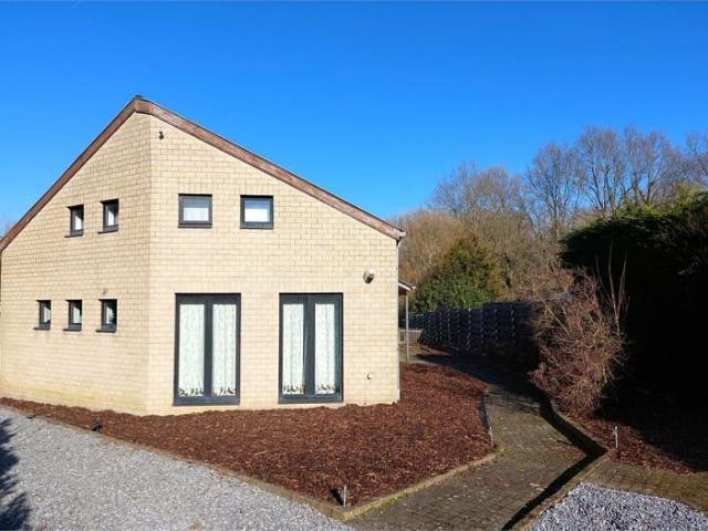 Charmante woning met tuin en 2 privatieve parkeerplaatsen.