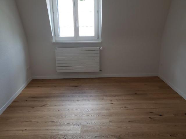Charmante totalrenovierte 4 Zimmer Dachwohnung an der Dorfstrasse in Meilen