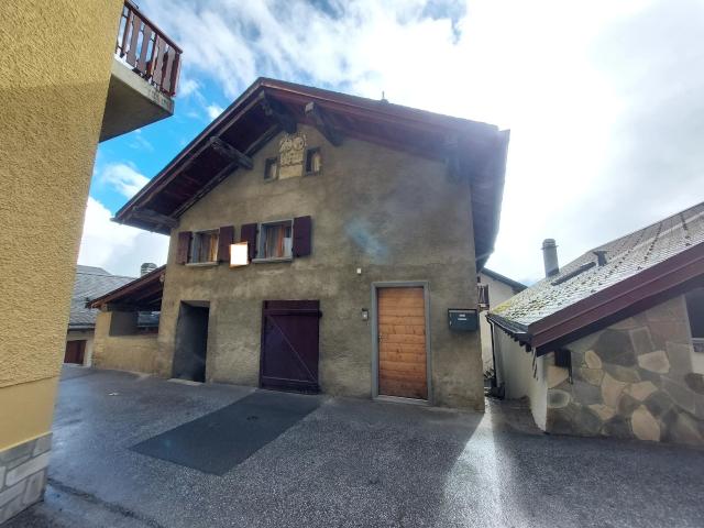 Charmante, teilweise renovierte Wohnung im Herzen des Dorfes Lens