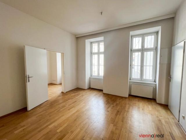 Charmante und geräumige 5 Zimmer Altbauwohnung mit separater großer Küche, 2 Bädern und 2 WCs