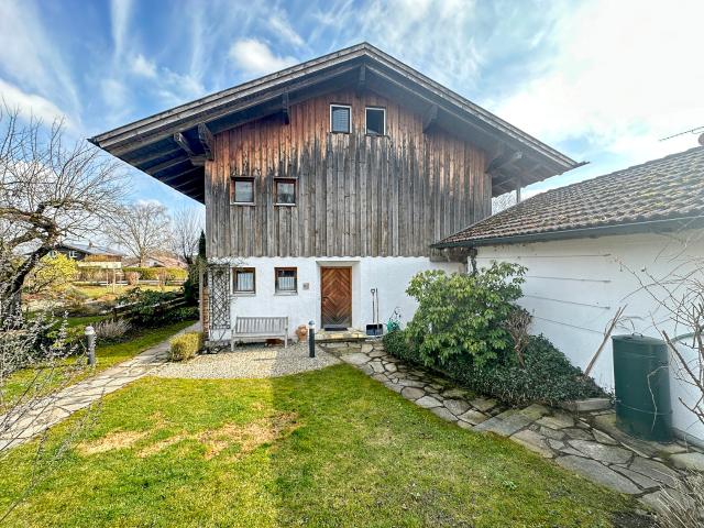 Charmante und vielseitig nutzbare Doppelhaushälfte mit Garten und Garage