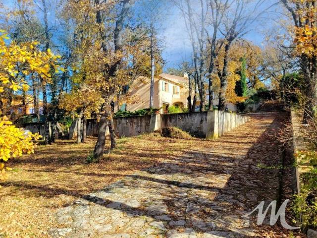 Charmante villa avec un magnifique terrain et un grand sous sol !