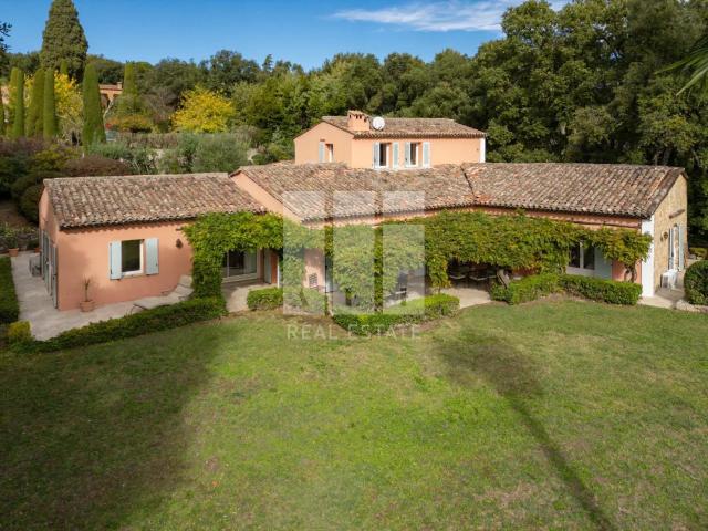 Charmante villa de huit pièces à proximité du château de Cla. 237m² Auribeau sur Siagne