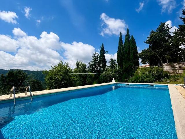 Charmante villa en pierre avec maison d’amis et vue panorami. 150m² Bagnols en Forêt
