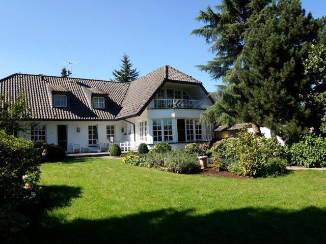 Charmante Villa im Landhausstil mit traumhaftem Garten und separater Einliegerwohnung
