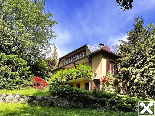 Charmante Villa in Toplage mit großem Grundstück
