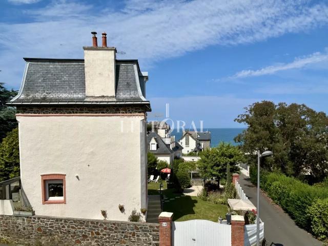 À deux pas des plages, élégante villa de style Mansart à Saint Q