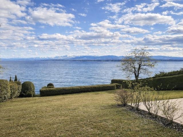 Charmante Villa mit 5,5 Zimmern direkt am Wasser