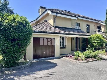 Charmante villa mitoyenne avec véranda et jardin à.