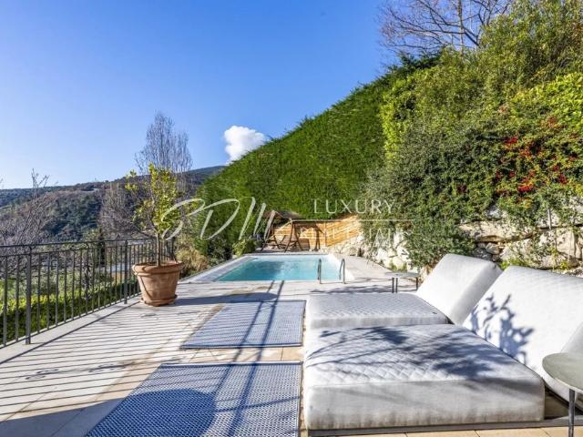 CHARMANTE VILLA SUR LES COLLINES DE LA CÔTE D'AZUR