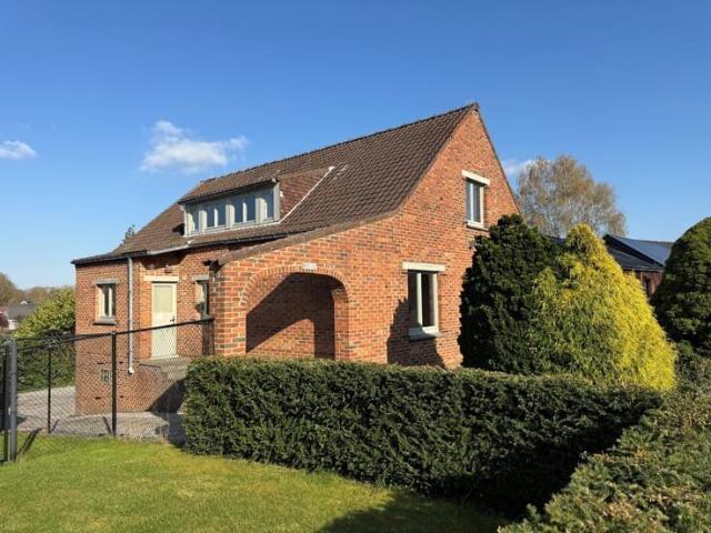 Charmante villa rénovée avec terrasse, double garage, jardin