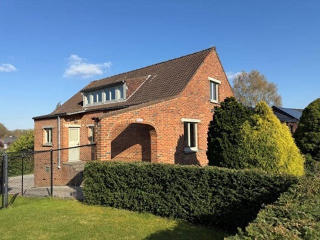 Charmante villa rénovée avec terrasse, double garage, jardin