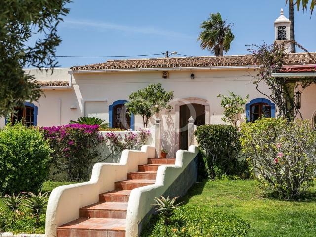 Charmante villa traditionnelle avec piscine chauffée et jard. 205m² Almancil