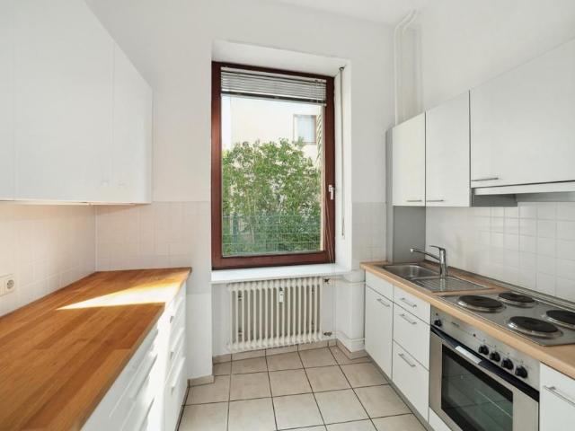 Charmanter Altbau: 2 Zimmer Wohnung mit Einbauküche in Niederrad