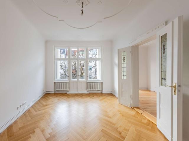 Charmanter Altbauklassiker, frisch saniert – mit Sonnenbalkon fußläufig zum Ku`damm