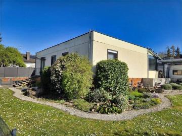 Charmanter, sehr gepflegter Bungalow mit Garage und schönem Garten in begehrter Lage von Sand am Main, Wohnfl. ca. 105 m²!