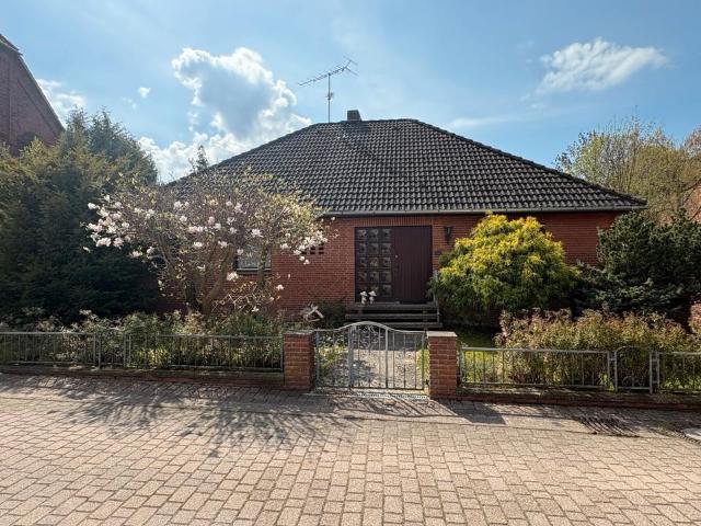 Charmanter Walmdach=Bungalow in alten Dorfkern