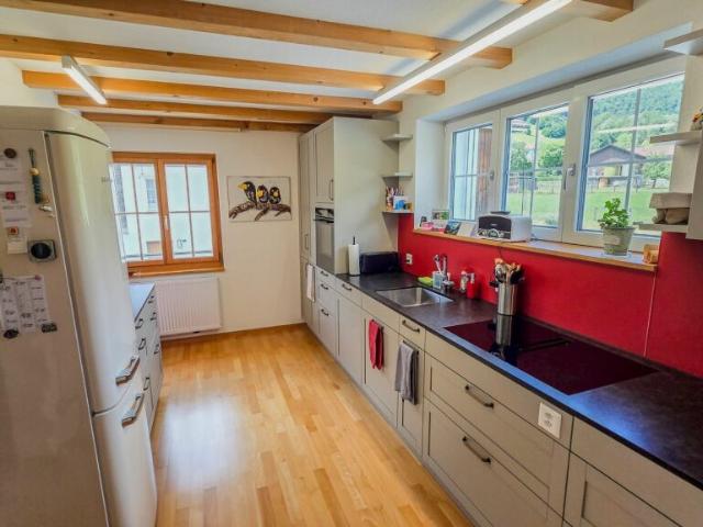 Charmanter 3½ Zimmer Hausteil umfassend saniert, mit idyllischem Aussenbereich