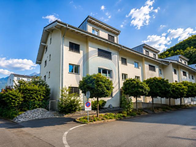 CHARMANTER 4,5 ZIMMER WOHNUNGSANLAGE IM OBENSTEN GESCHOSS – FREI FOLGEND