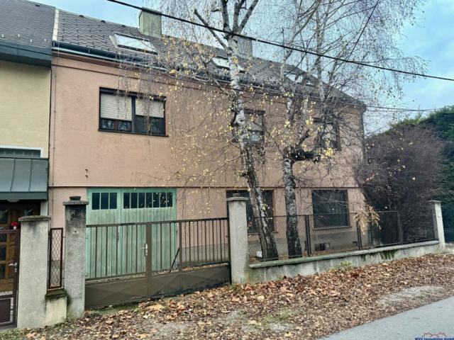 Sanierungsbedürtiges Mehrfamilienhaus: 2 Wohneinheiten, Garage, Garten, Terrasse und Wintergarten sowie Lager und Werkstatt!
