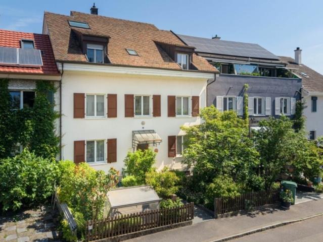 Charmantes Mehrgenerationenhaus mit 3 Wohnungen und 2 Garagen