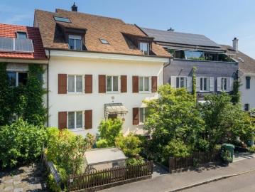 Charmantes Mehrgenerationenhaus mit 3 Wohnungen und 2 Garagen