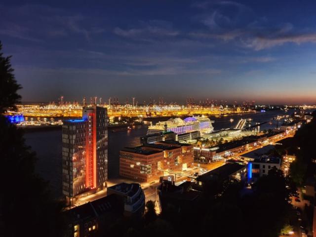 Charmantes möbliertes Apartment im 19. Stock mit weitem Elbblick und Abendsonne zur Zwischenmiete